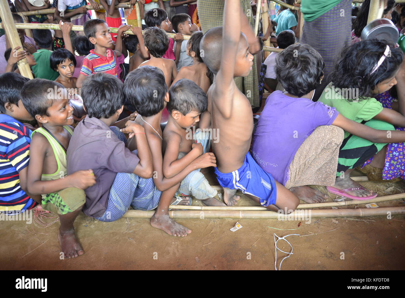 Les enfants réfugiés rohingya attendent de recevoir la nourriture à l'palongkhali camp de fortune à Cox's bazar, Bangladesh, le 06 octobre, 2017. selon l'uni Banque D'Images