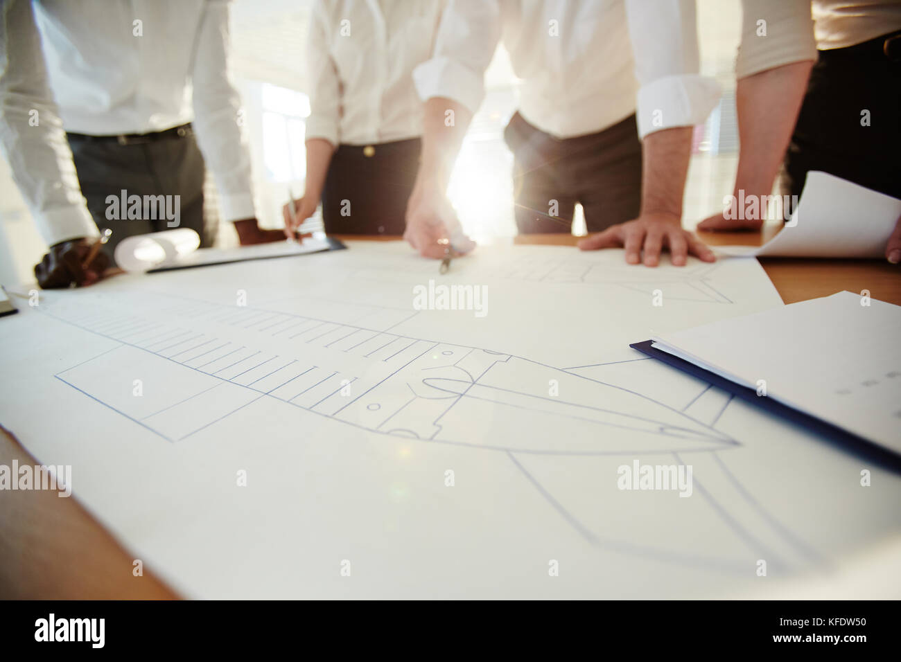 Méconnaissable groupe de détectives du National Transportation Safety Board des aéronefs lors d'une enquête sur l'étude de schéma directeur d'accidents d'aviation, close-up sh Banque D'Images Méconnaissable groupe de détectives du National Transportation Safety Board des aéronefs lors d'une enquête sur l'étude de schéma directeur d'accidents d'aviation, close-up sh Banque D'Images