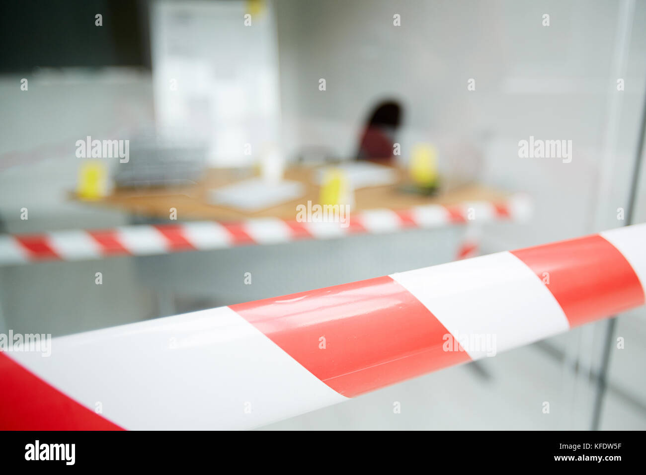 Scène de crime : rayé de bandes de scène de crime, l'intérieur du bureau moderne avec bureau, chaise et marqueur de sélection sur l'arrière-plan Banque D'Images