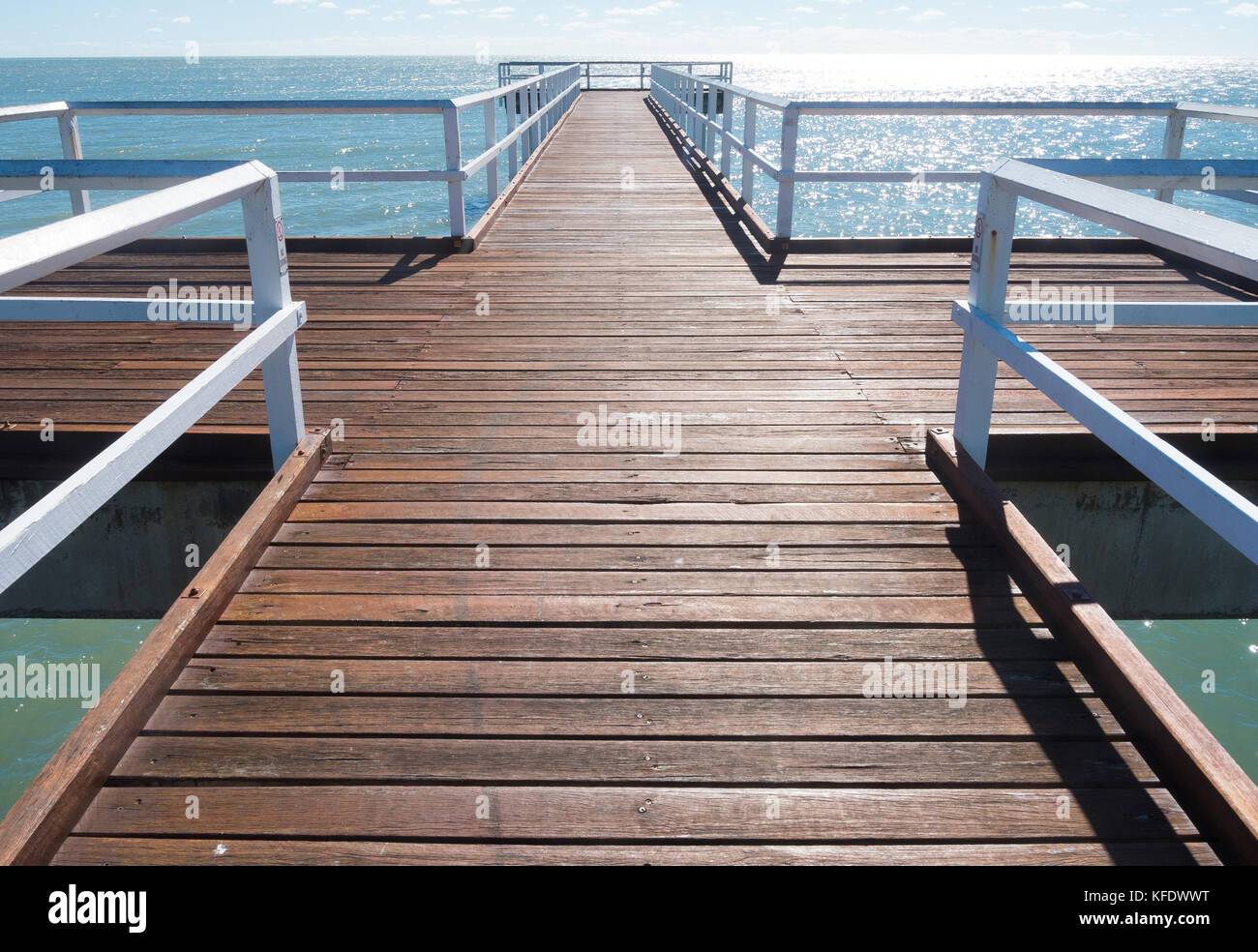 Une vue d'une jetée en bois à Hervey Bay, Queensland, Australie. Banque D'Images