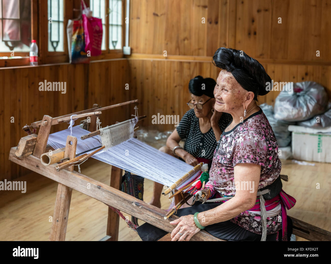Stock photo - yao rouge célèbre les femmes sur des cheveux longs, huangluo yao village, longsheng, Guilin, Guangxi, Chine Banque D'Images