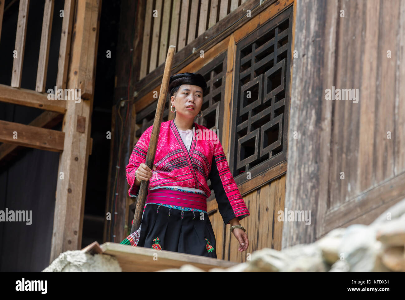 Stock photo - yao rouge célèbre les femmes sur des cheveux longs, huangluo yao village, longsheng, Guilin, Guangxi, Chine Banque D'Images