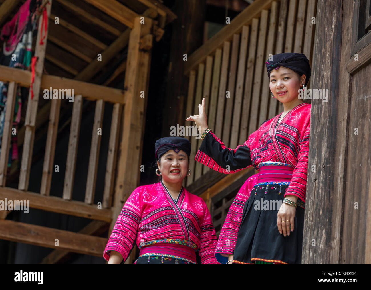 Stock photo - yao rouge célèbre les femmes sur des cheveux longs, huangluo yao village, longsheng, Guilin, Guangxi, Chine Banque D'Images