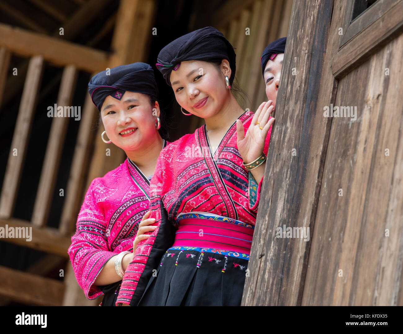 Stock photo - yao rouge célèbre les femmes sur des cheveux longs, huangluo yao village, longsheng, Guilin, Guangxi, Chine Banque D'Images