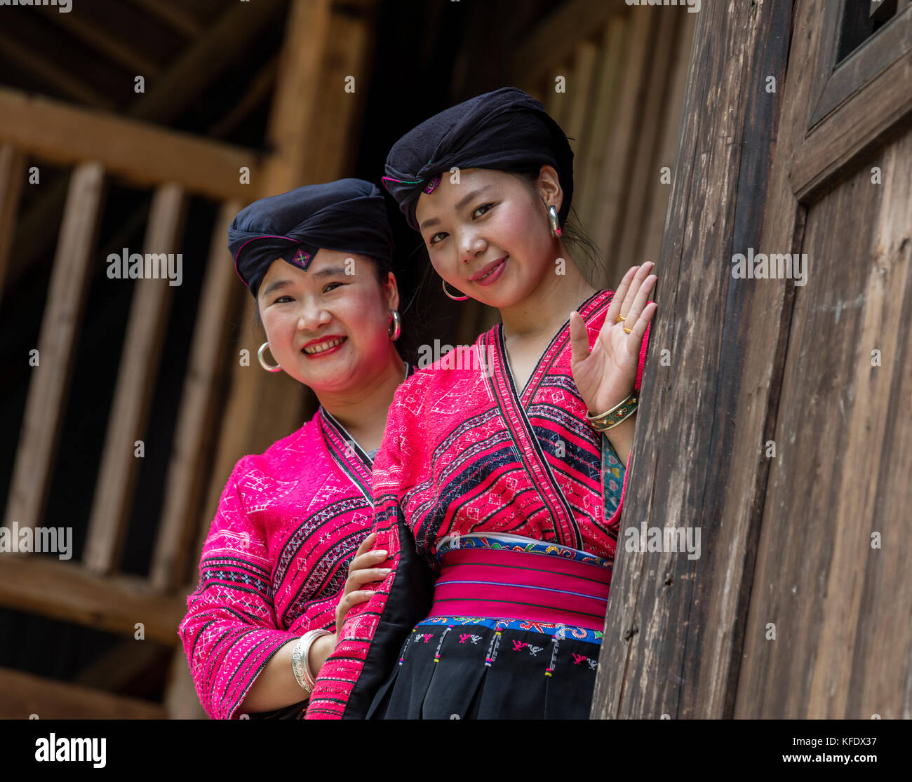 Stock photo - yao rouge célèbre les femmes sur des cheveux longs, huangluo yao village, longsheng, Guilin, Guangxi, Chine Banque D'Images