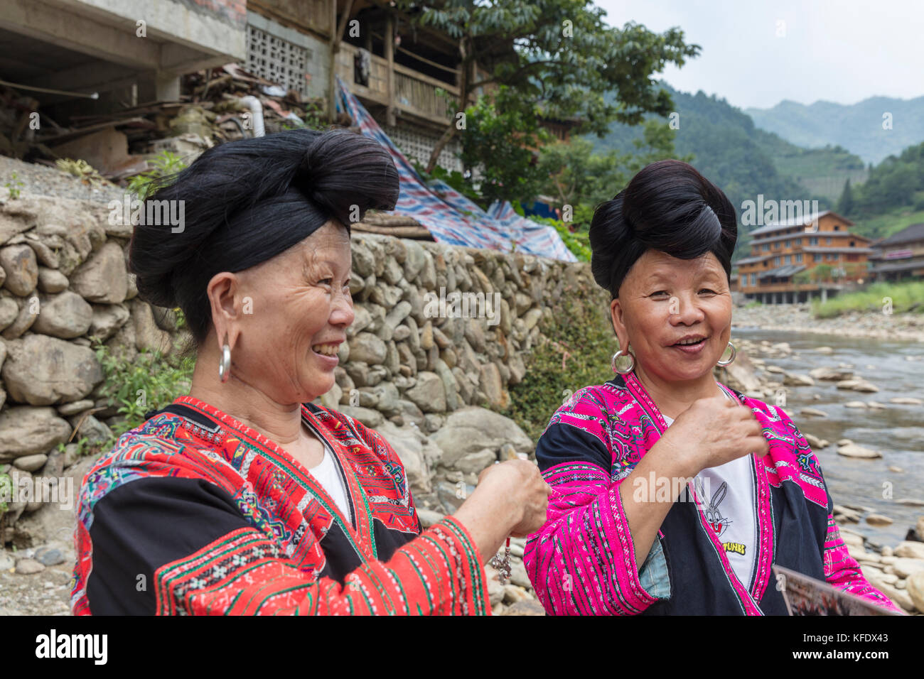 Stock photo - yao rouge célèbre les femmes sur des cheveux longs, huangluo yao village, longsheng, Guilin, Guangxi, Chine Banque D'Images