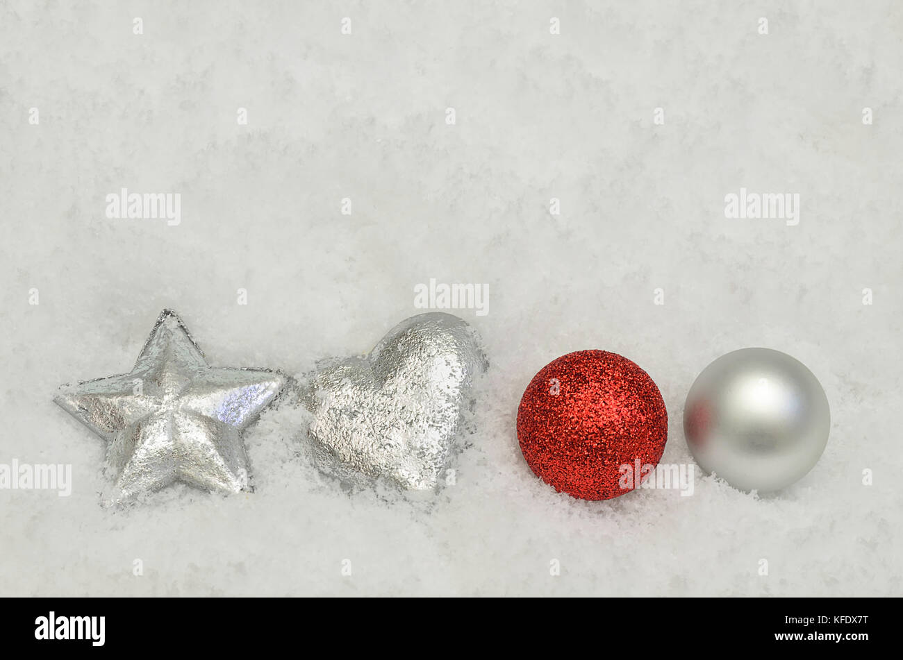 Close up od argent et rouge de décorations de Noël sur fond de neige Banque D'Images