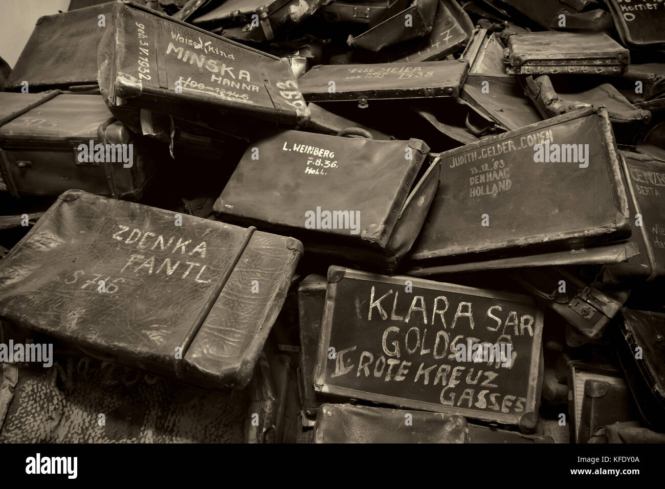 Oswiecim, Pologne - 19 août 18 : noms écrits sur les valises à Auschwitz, le plus grand camp de concentration nazi en Europe le 18 août 2015 à Oswiecim, polan Banque D'Images