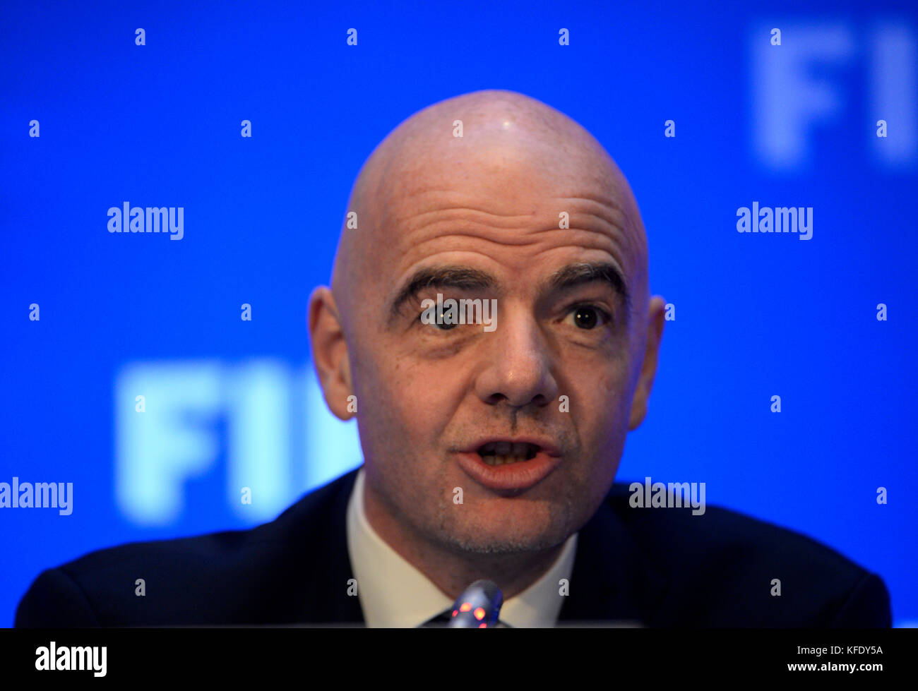 Kolkata, Inde. 27 oct, 2017. Le président de la fifa, Gianni Infantino traite de la conférence de presse suivant la réunion du conseil de la fifa à Kolkata. le président de la fifa, Gianni Infantino avec tous l'Inde le président de la fédération de football Praful Patel et chef de la fifa, agent de communication fabrice jouhaud rencontrez la presse après la réunion du conseil de la fifa le 27 octobre 2017 à Kolkata. crédit : saikat paul/pacific press/Alamy live news Banque D'Images