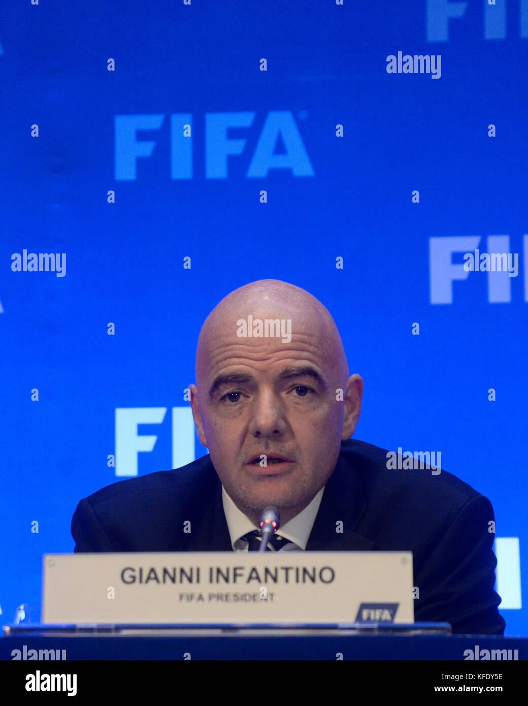 Kolkata, Inde. 27 oct, 2017. Le président de la fifa, Gianni Infantino traite de la conférence de presse suivant la réunion du conseil de la fifa à Kolkata. le président de la fifa, Gianni Infantino avec tous l'Inde le président de la fédération de football Praful Patel et chef de la fifa, agent de communication fabrice jouhaud rencontrez la presse après la réunion du conseil de la fifa le 27 octobre 2017 à Kolkata. crédit : saikat paul/pacific press/Alamy live news Banque D'Images