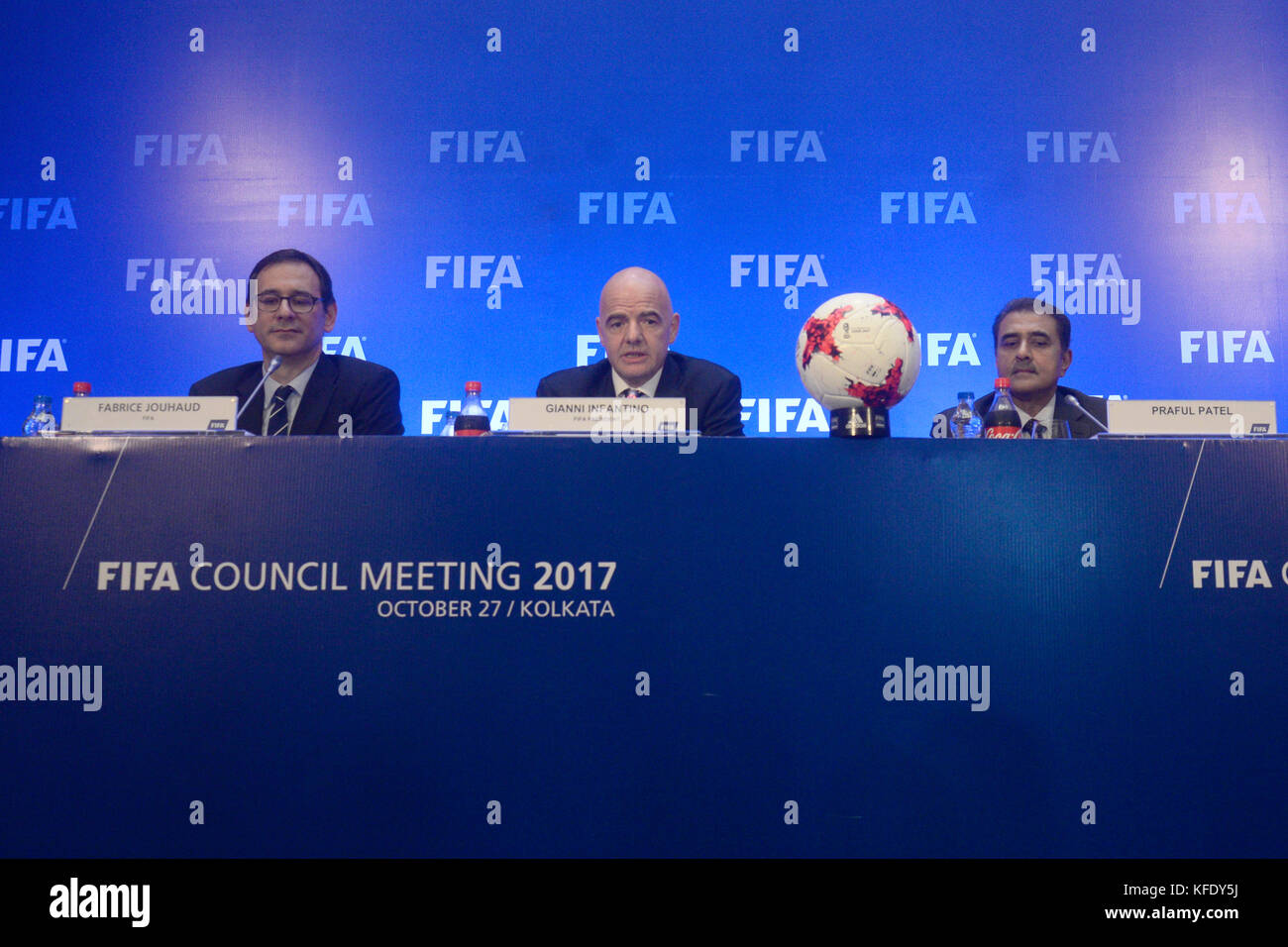 Kolkata, Inde. 27 oct, 2017. Le président de la fifa, Gianni Infantino (milieu) avec Fabrice jouhaud (à gauche) et Praful Patel (à droite) au cours de la conférence de presse suivant la réunion du conseil de la fifa à Kolkata. le président de la fifa, Gianni Infantino avec tous l'Inde le président de la fédération de football Praful Patel et chef de la fifa, agent de communication fabrice jouhaud rencontrez la presse après la réunion du conseil de la fifa le 27 octobre 2017 à Kolkata. crédit : saikat paul/pacific press/Alamy live news Banque D'Images