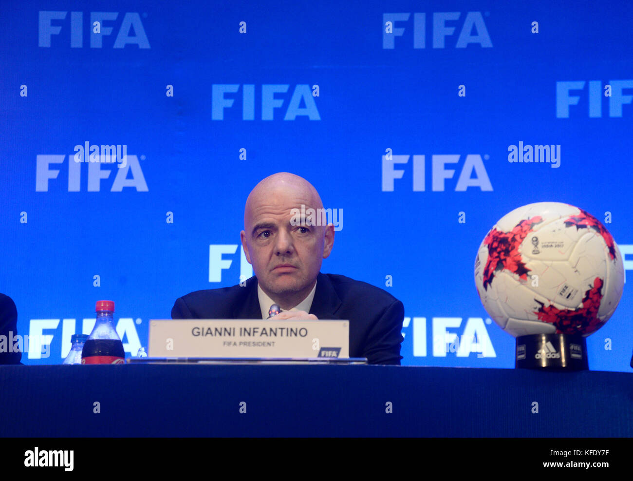Kolkata, Inde. 27 oct, 2017. Le président de la fifa, Gianni Infantino traite de la conférence de presse suivant la réunion du conseil de la fifa à Kolkata. le président de la fifa, Gianni Infantino avec tous l'Inde le président de la fédération de football Praful Patel et chef de la fifa, agent de communication fabrice jouhaud rencontrez la presse après la réunion du conseil de la fifa le 27 octobre 2017 à Kolkata. crédit : saikat paul/pacific press/Alamy live news Banque D'Images
