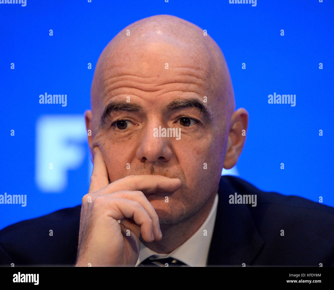 Kolkata, Inde. 27 oct, 2017. Le président de la fifa, Gianni Infantino traite de la conférence de presse suivant la réunion du conseil de la fifa à Kolkata. le président de la fifa, Gianni Infantino avec tous l'Inde le président de la fédération de football Praful Patel et chef de la fifa, agent de communication fabrice jouhaud rencontrez la presse après la réunion du conseil de la fifa le 27 octobre 2017 à Kolkata. crédit : saikat paul/pacific press/Alamy live news Banque D'Images