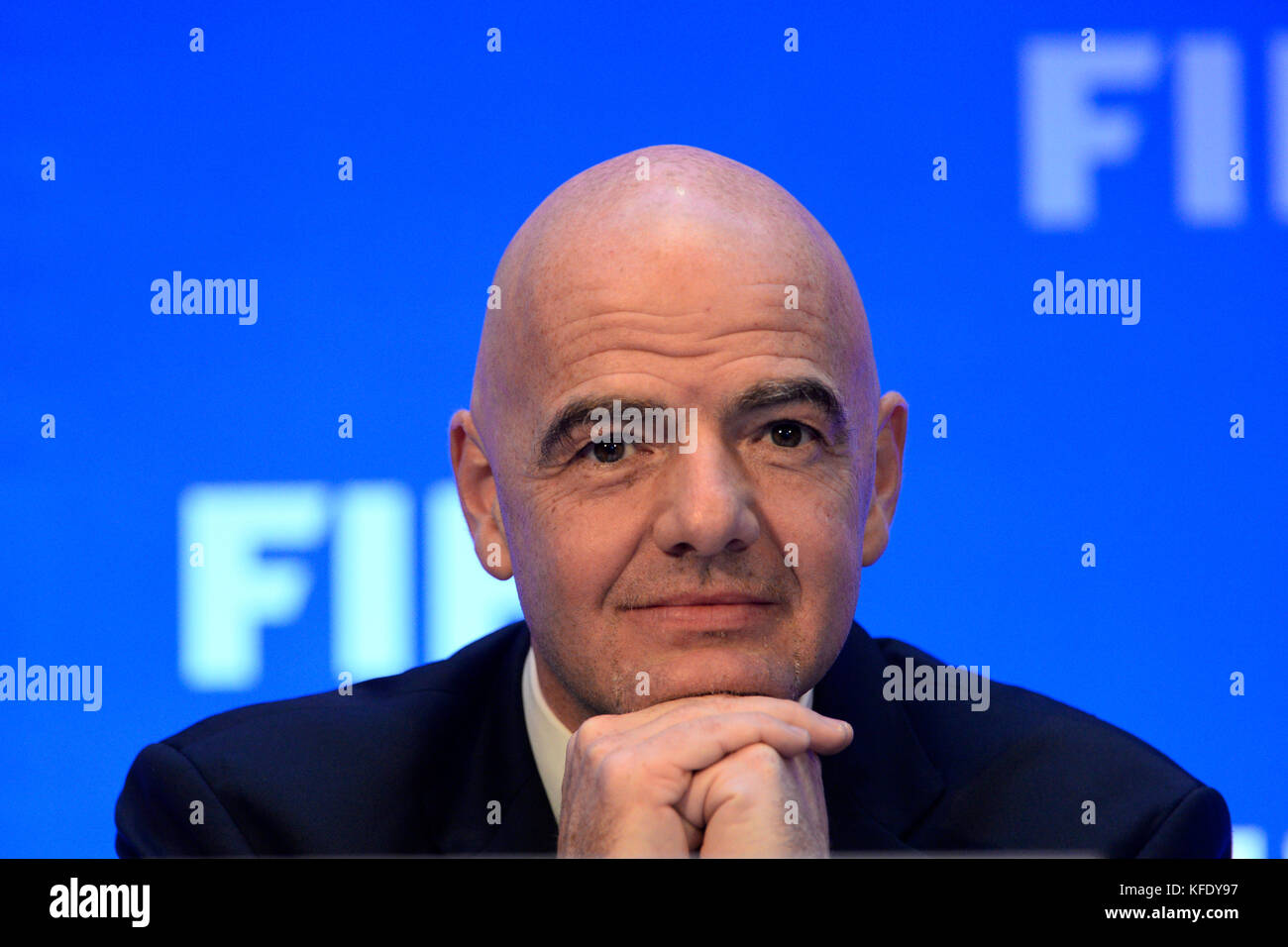 Kolkata, Inde. 27 oct, 2017. Le président de la fifa, Gianni Infantino traite de la conférence de presse suivant la réunion du conseil de la fifa à Kolkata. le président de la fifa, Gianni Infantino avec tous l'Inde le président de la fédération de football Praful Patel et chef de la fifa, agent de communication fabrice jouhaud rencontrez la presse après la réunion du conseil de la fifa le 27 octobre 2017 à Kolkata. crédit : saikat paul/pacific press/Alamy live news Banque D'Images