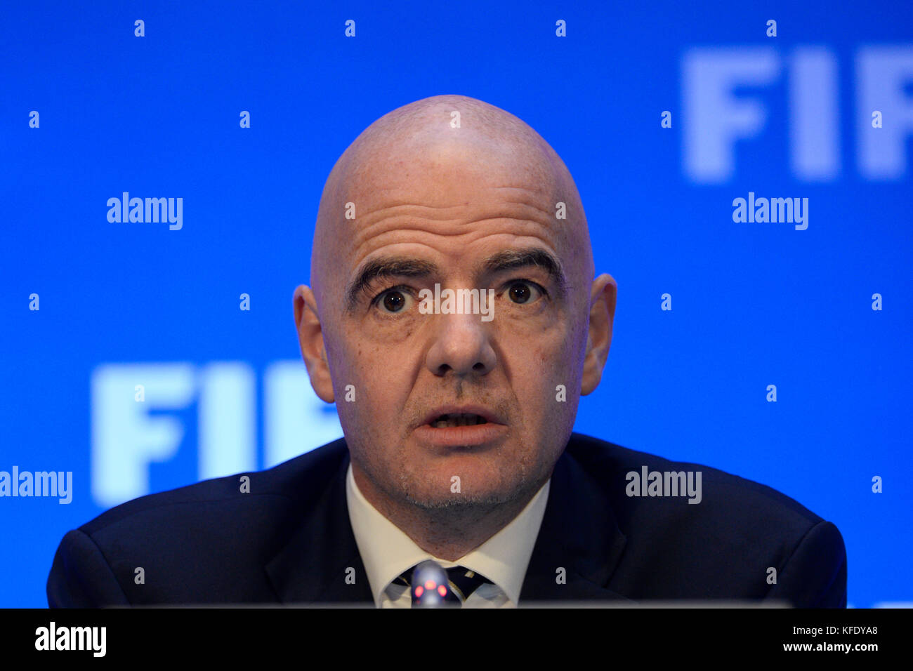 Kolkata, Inde. 27th octobre 2017. Le président de la FIFA, Gianni Infantino, prend la tête d'une conférence de presse à la suite de la réunion du Conseil de la FIFA à Kolkata. Le président de la FIFA, Gianni Infantino, ainsi que le président de la Fédération indienne de football, Praful Patel, et le directeur de la communication de la FIFA, Fabrice Jouhaud, rencontrent la presse à la suite de la réunion du Conseil de la FIFA sur 27 octobre 2017 à Kolkata. Crédit: Saikat Paul/Pacific Press/Alay Live News Banque D'Images
