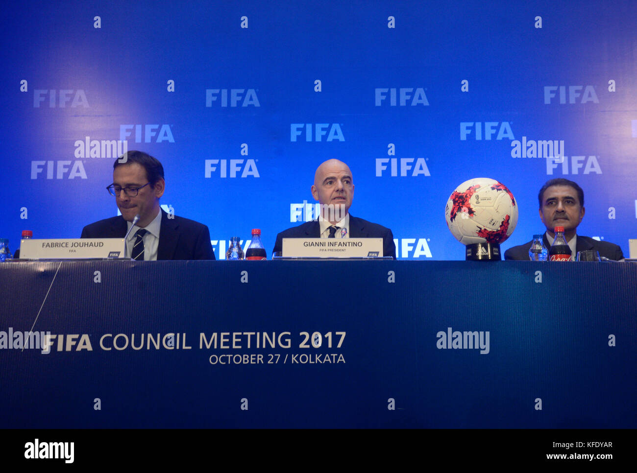 Kolkata, Inde. 27 oct, 2017. Le président de la fifa, Gianni Infantino (milieu) avec Fabrice jouhaud (à gauche) et Praful Patel (à droite) au cours de la conférence de presse suivant la réunion du conseil de la fifa à Kolkata. le président de la fifa, Gianni Infantino avec tous l'Inde le président de la fédération de football Praful Patel et chef de la fifa, agent de communication fabrice jouhaud rencontrez la presse après la réunion du conseil de la fifa le 27 octobre 2017 à Kolkata. crédit : saikat paul/pacific press/Alamy live news Banque D'Images