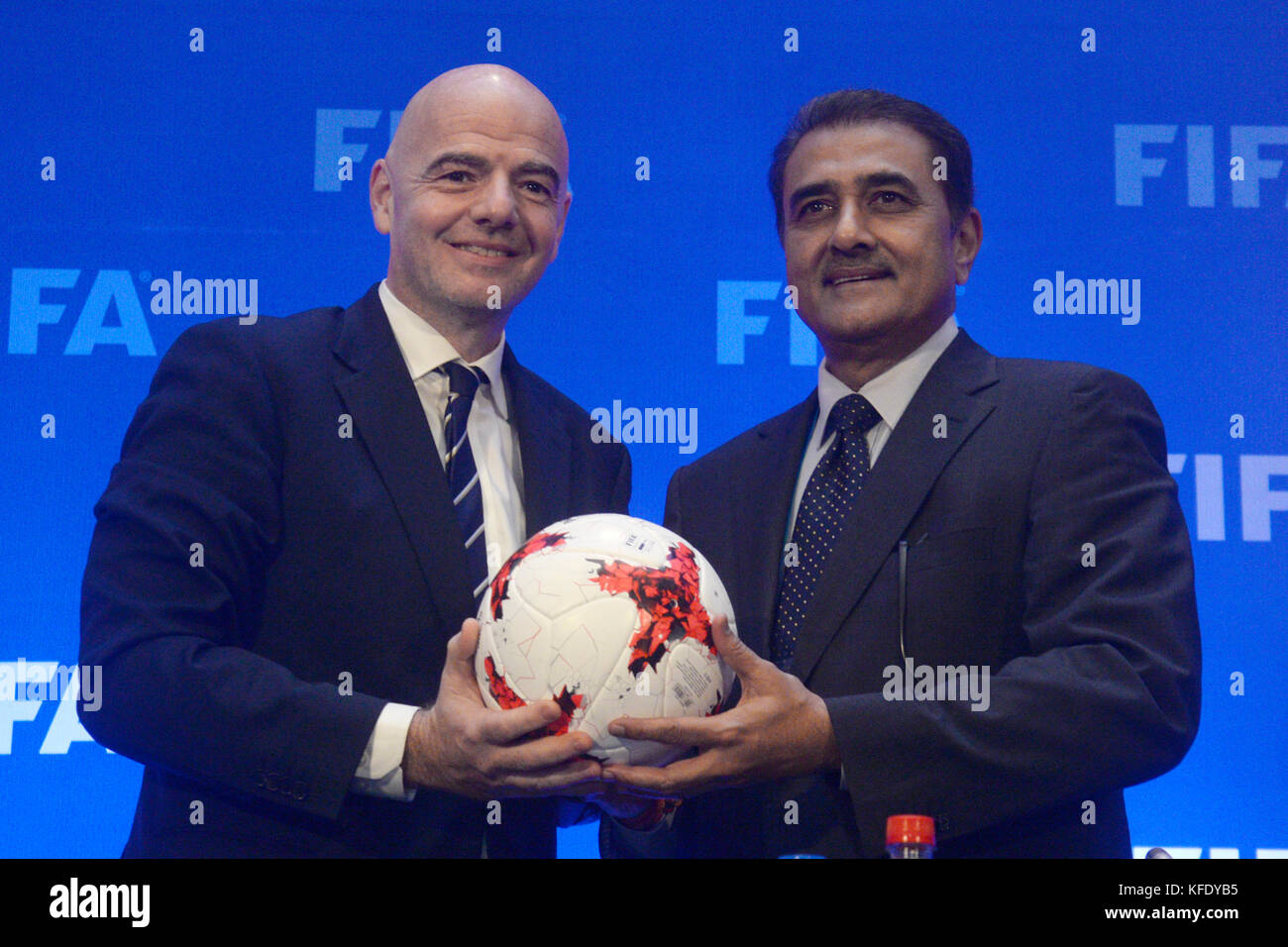 Kolkata, Inde. 27 oct, 2017. Le président de la fifa, Gianni Infantino (à gauche) et le président de la fédération de football de l'ensemble de l'Inde Praful Patel (droite) geste de football au cours de la conférence de presse suivant la réunion du conseil de la fifa à Kolkata. le président de la fifa, Gianni Infantino avec tous l'Inde le président de la fédération de football Praful Patel et chef de la fifa, agent de communication fabrice jouhaud rencontrez la presse après la réunion du conseil de la fifa le 27 octobre 2017 à Kolkata. crédit : saikat paul/pacific press/Alamy live news Banque D'Images