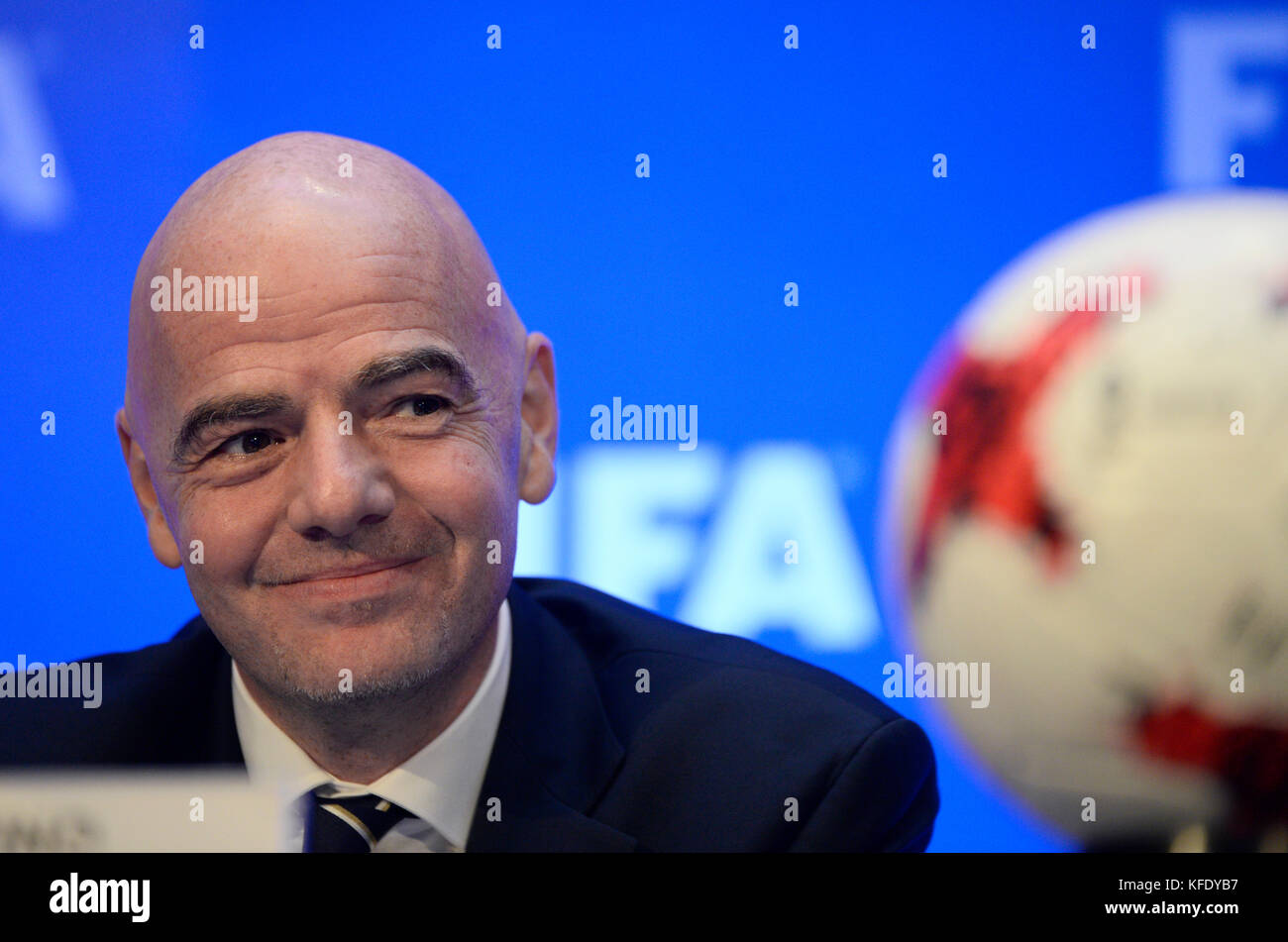 Kolkata, Inde. 27 oct, 2017. Le président de la fifa, Gianni Infantino traite de la conférence de presse suivant la réunion du conseil de la fifa à Kolkata. le président de la fifa, Gianni Infantino avec tous l'Inde le président de la fédération de football Praful Patel et chef de la fifa, agent de communication fabrice jouhaud rencontrez la presse après la réunion du conseil de la fifa le 27 octobre 2017 à Kolkata. crédit : saikat paul/pacific press/Alamy live news Banque D'Images