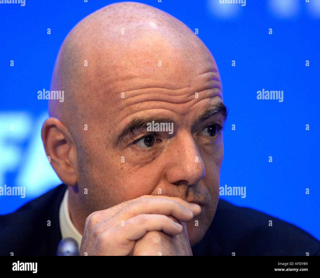 Kolkata, Inde. 27 oct, 2017. Le président de la fifa, Gianni Infantino traite de la conférence de presse suivant la réunion du conseil de la fifa à Kolkata. le président de la fifa, Gianni Infantino avec tous l'Inde le président de la fédération de football Praful Patel et chef de la fifa, agent de communication fabrice jouhaud rencontrez la presse après la réunion du conseil de la fifa le 27 octobre 2017 à Kolkata. crédit : saikat paul/pacific press/Alamy live news Banque D'Images