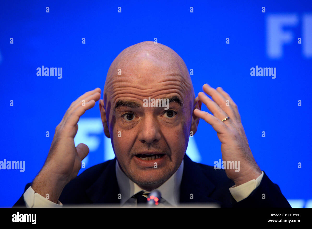 Kolkata, Inde. 27 oct, 2017. Le président de la fifa, Gianni Infantino traite de la conférence de presse suivant la réunion du conseil de la fifa à Kolkata. le président de la fifa, Gianni Infantino avec tous l'Inde le président de la fédération de football Praful Patel et chef de la fifa, agent de communication fabrice jouhaud rencontrez la presse après la réunion du conseil de la fifa le 27 octobre 2017 à Kolkata. crédit : saikat paul/pacific press/Alamy live news Banque D'Images