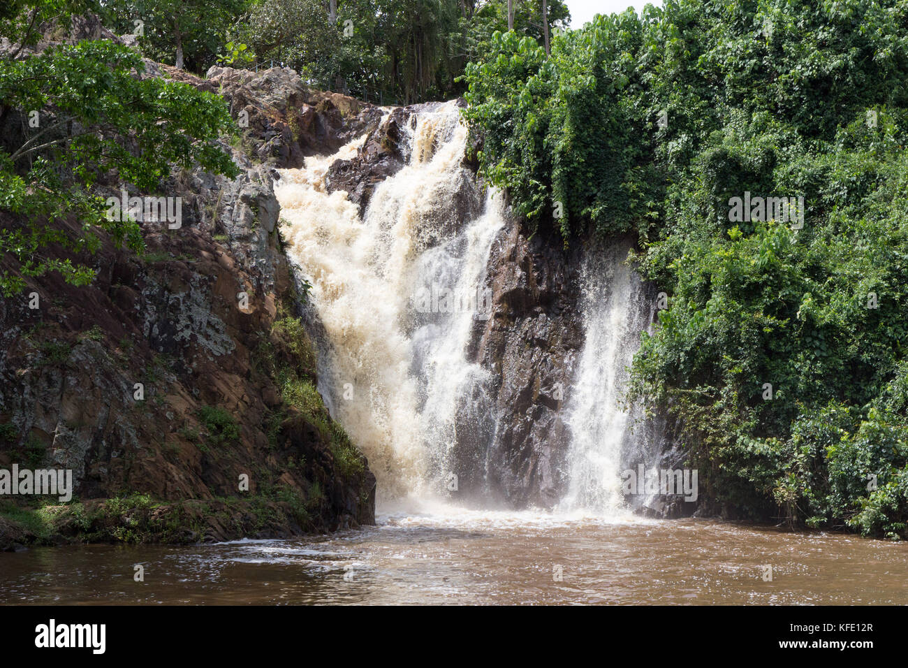 Ssezibwa Falls, Mukono, en Ouganda. 23 avril 2017. Une vue sur les cascades et un petit étang avec un pont de bois enjambant. Banque D'Images