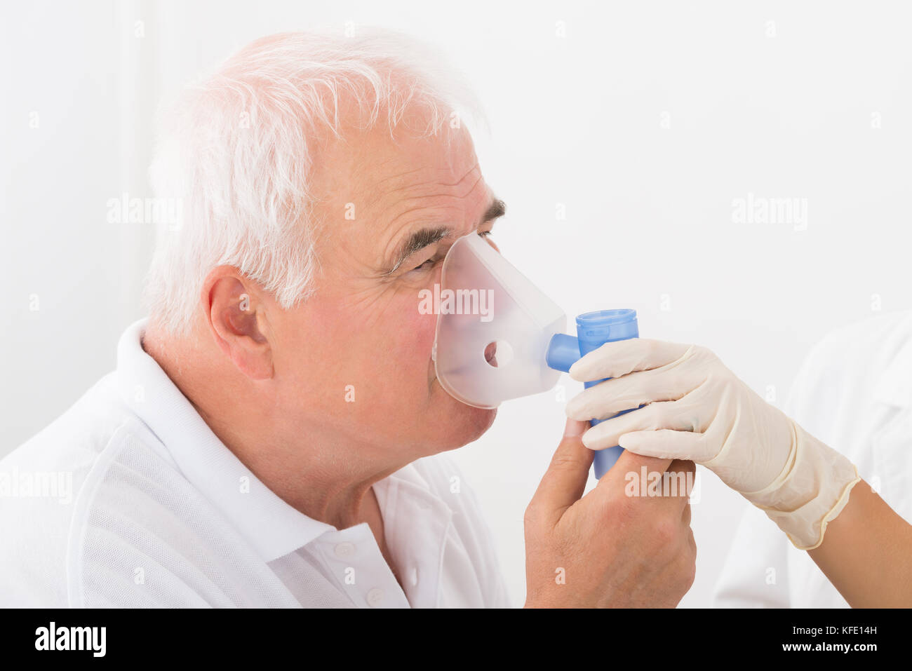 Close-up of Senior Man en utilisant un masque à oxygène en clinique Banque D'Images