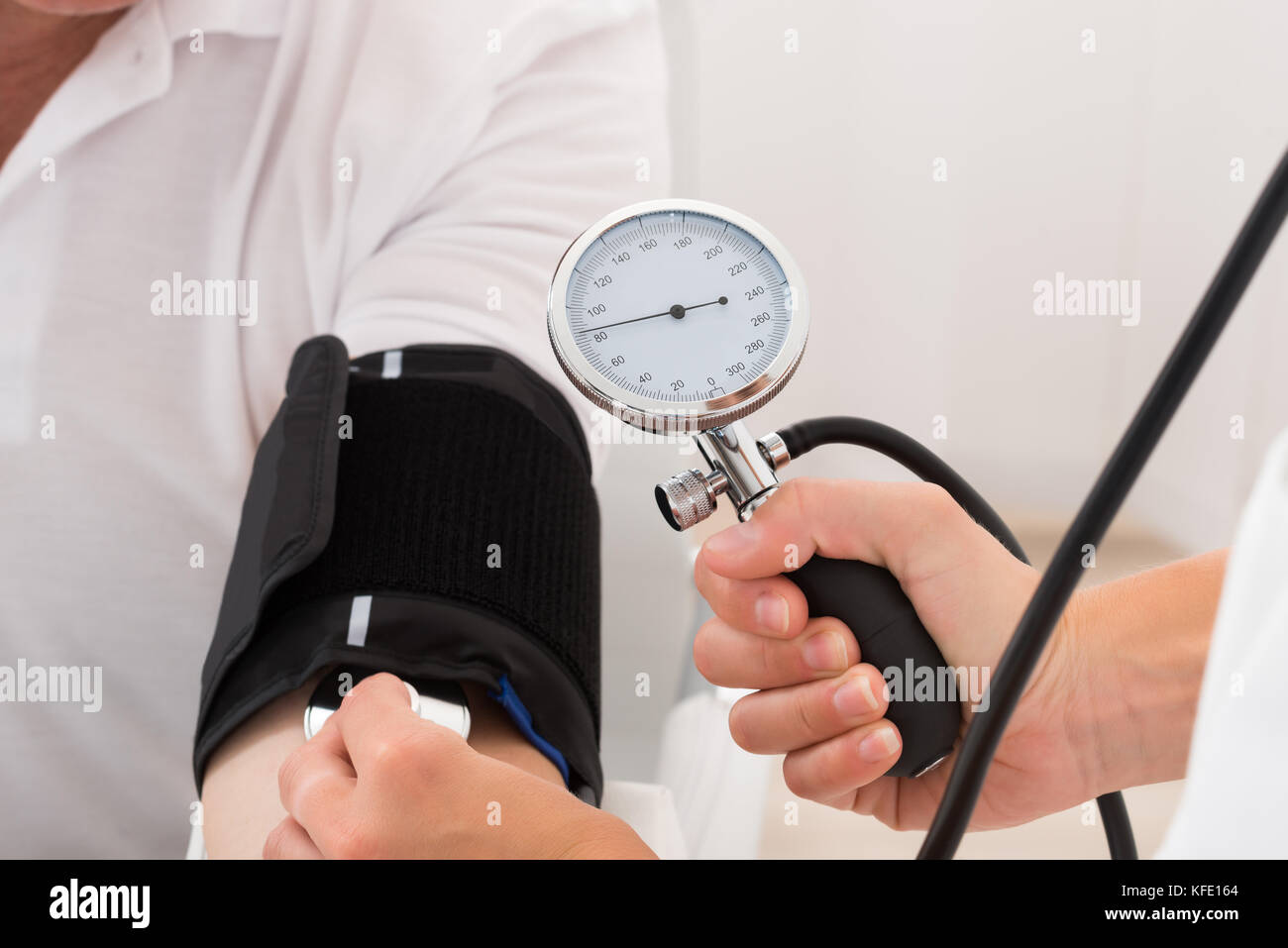 Close-up d'un médecin Contrôle de la pression artérielle d'un patient Banque D'Images