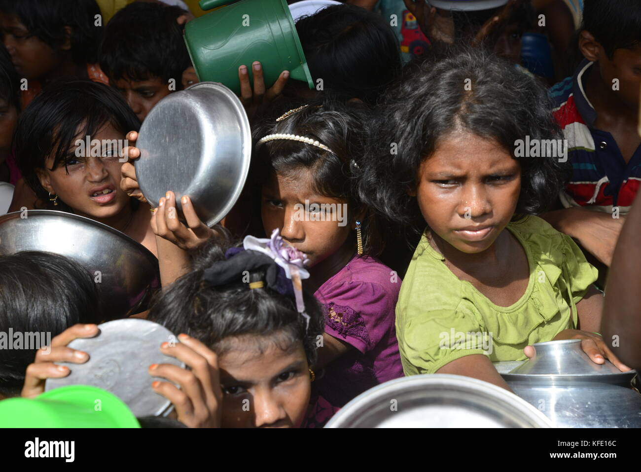 Les enfants réfugiés Rohingya attendent de recevoir la nourriture à l'palongkhali camp de fortune à Cox's Bazar, Bangladesh, le 06 octobre, 2017. En fonction de l'Uni Banque D'Images