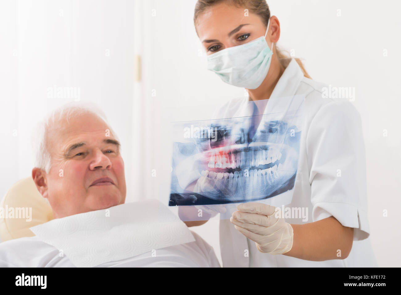 Old dental chair Banque de photographies et d’images à haute résolution