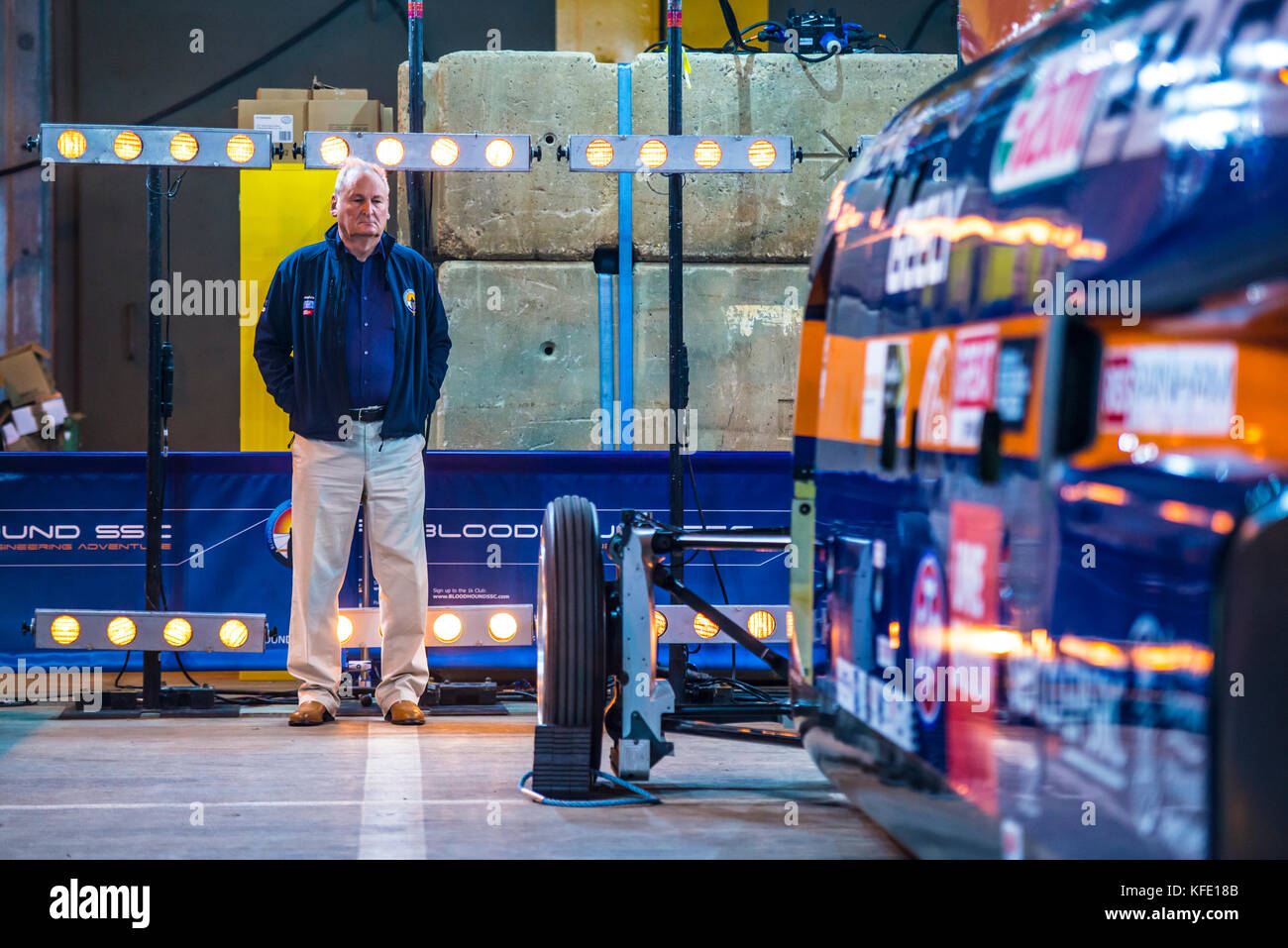 Ancien détenteur du record de vitesse sur terre Richard Noble au déploiement de voiture supersonique BLOODHOUND SSC. En hangar à l'aéroport de Cornwall avant le test Banque D'Images