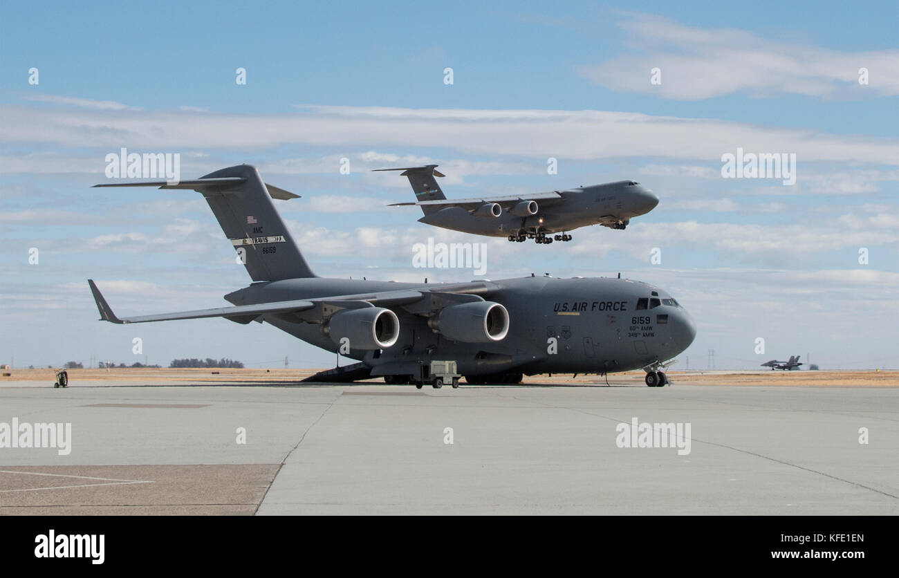 C-5 M Super Galaxie de Dover Air Force Base, Texas, rend son approche finale en -17 Globemaster III stationnés sur l'aire, 19 oct. Banque D'Images