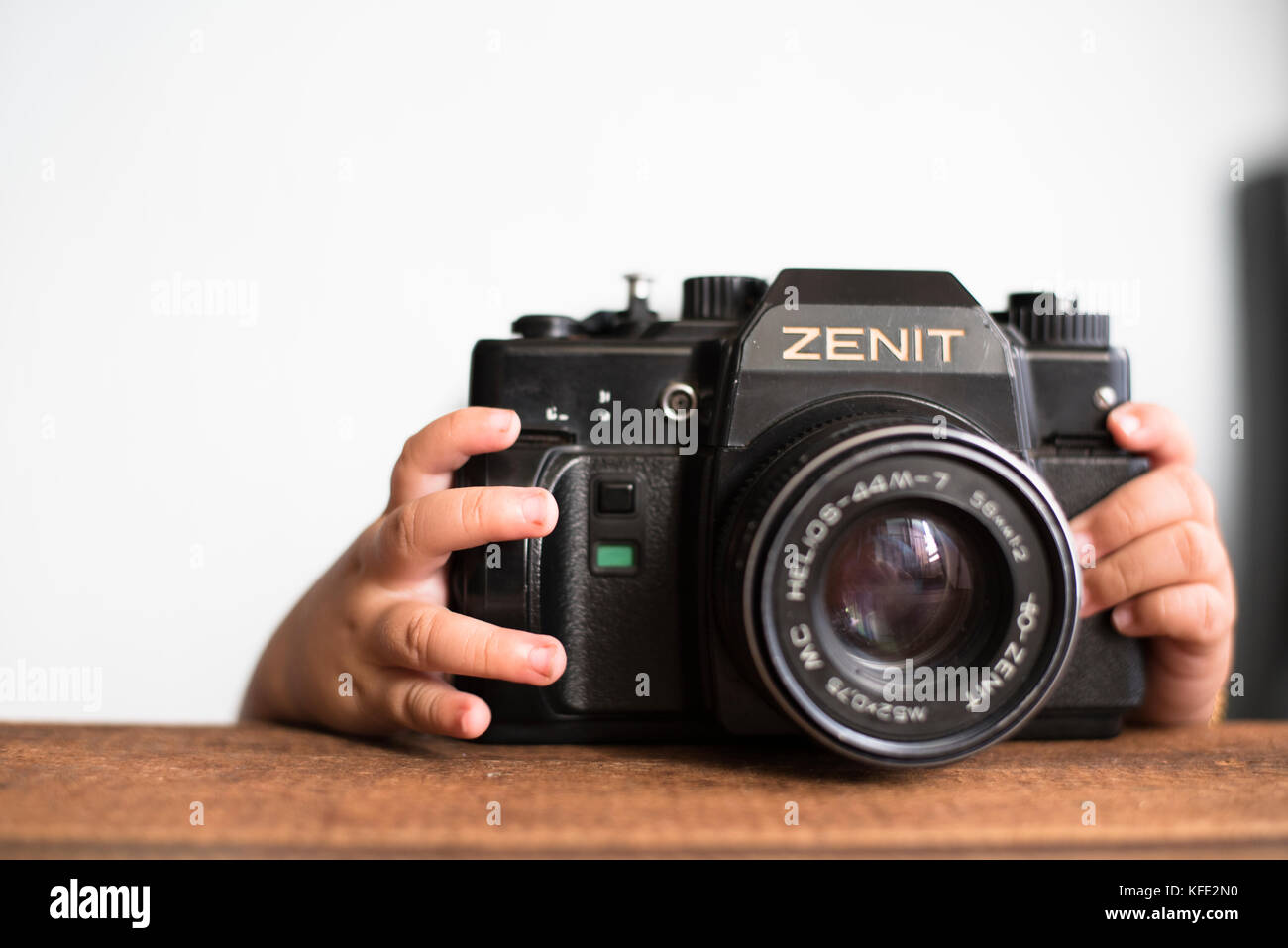 Little girl with dslr camera Banque de photographies et d’images à