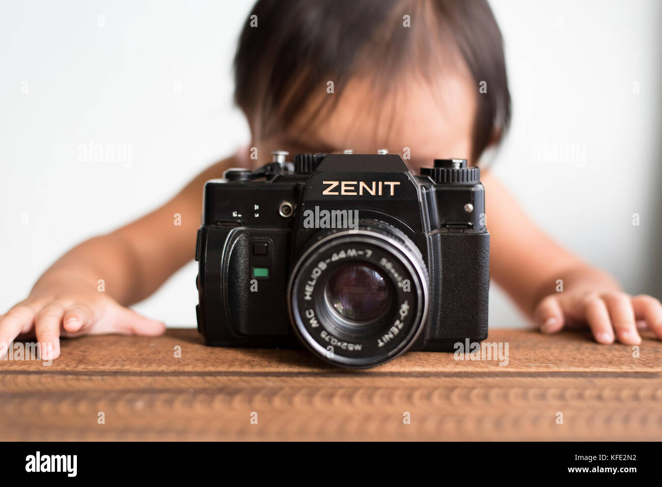 Little girl with dslr camera Banque de photographies et d’images à