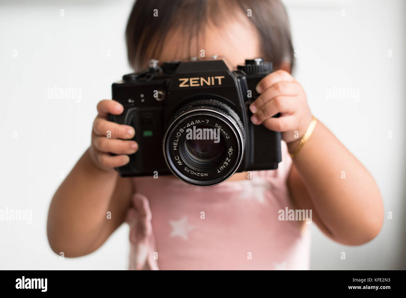 Little girl with dslr camera Banque de photographies et d’images à