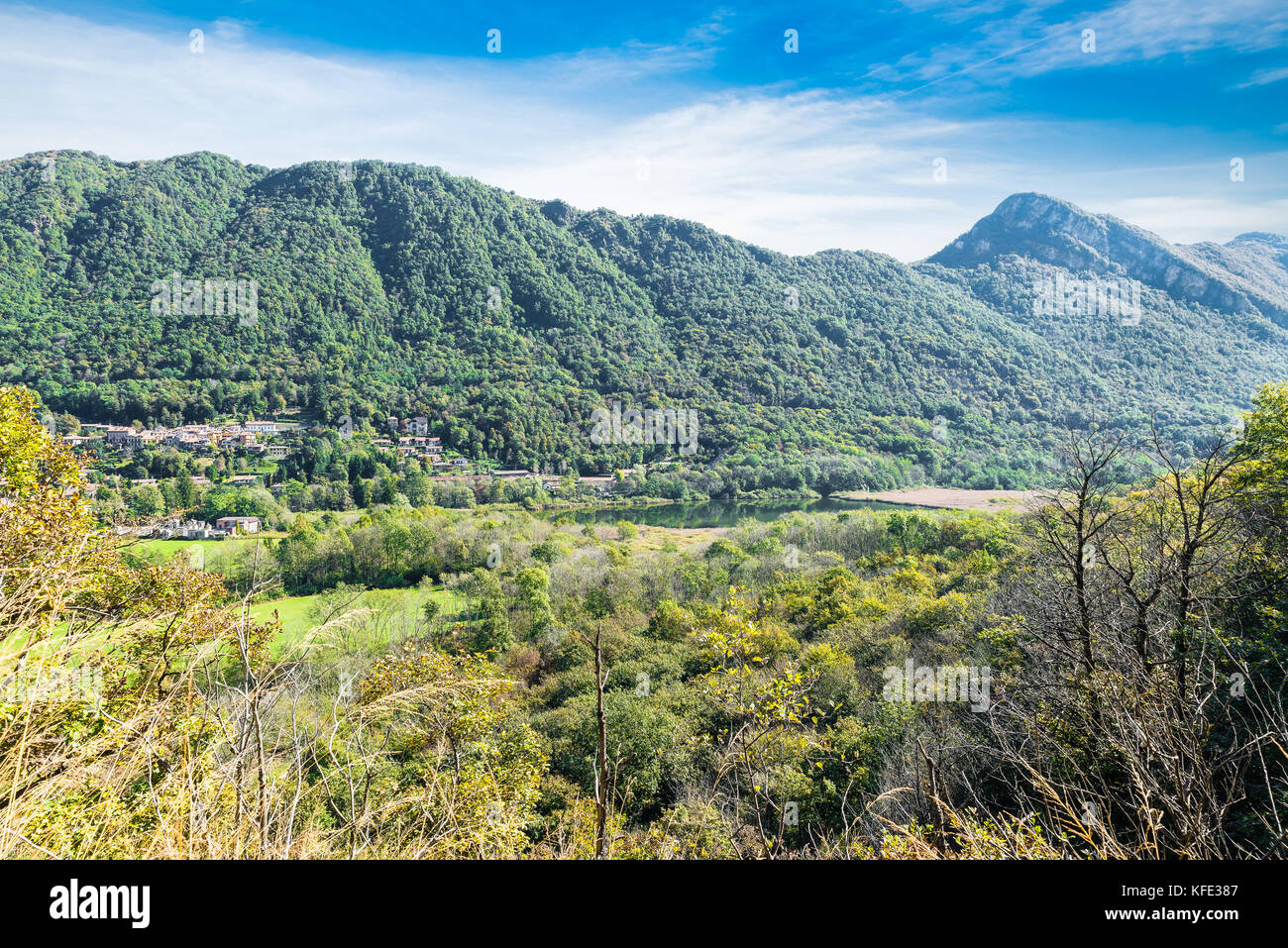 Paysage de la province de Varese entre ville de Varèse et du lac Majeur, en Italie. valganna, village de ganna ganna et le petit lac. Banque D'Images