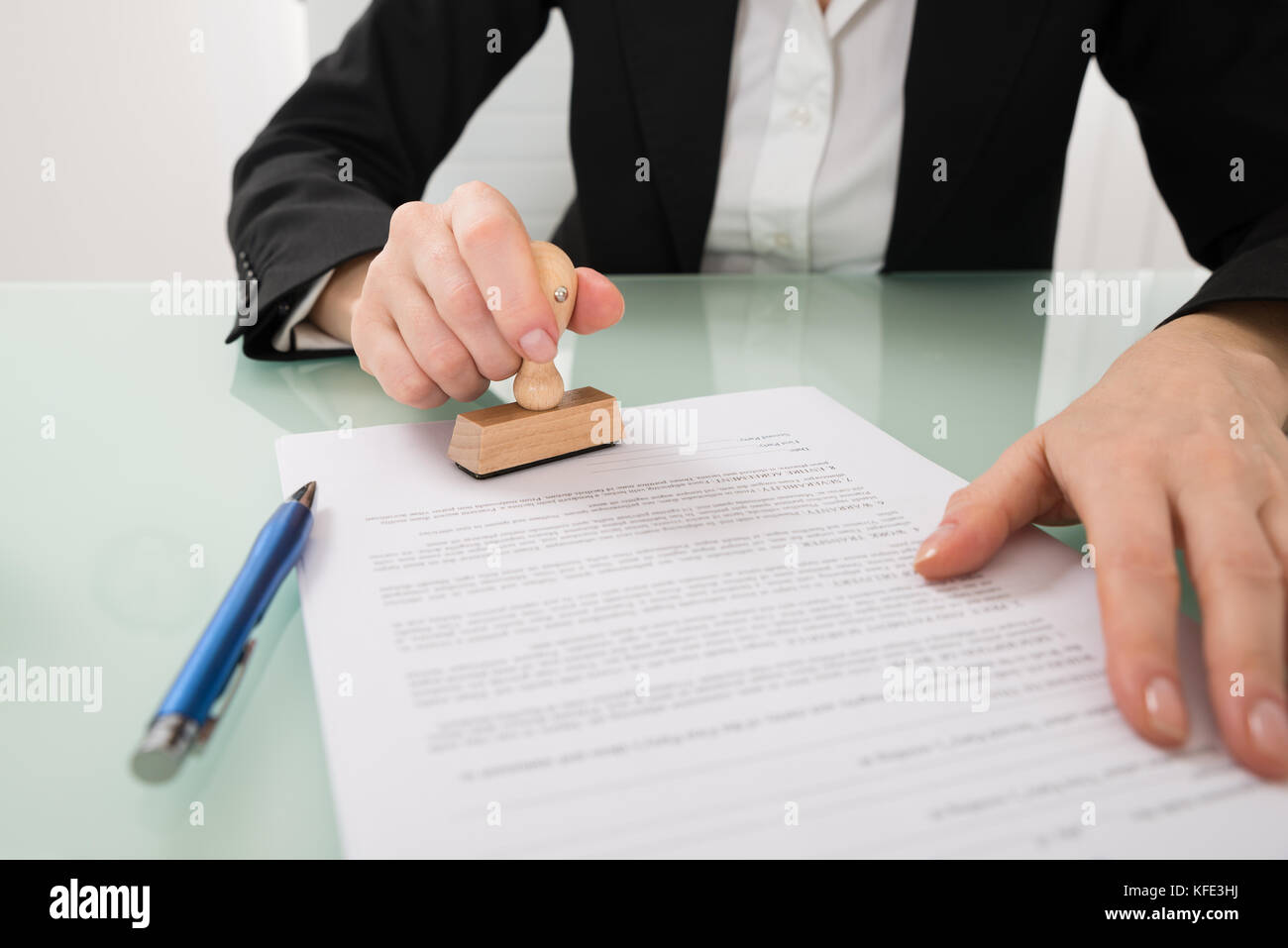 Close-up of young part en utilisant stamper sur le document Banque D'Images