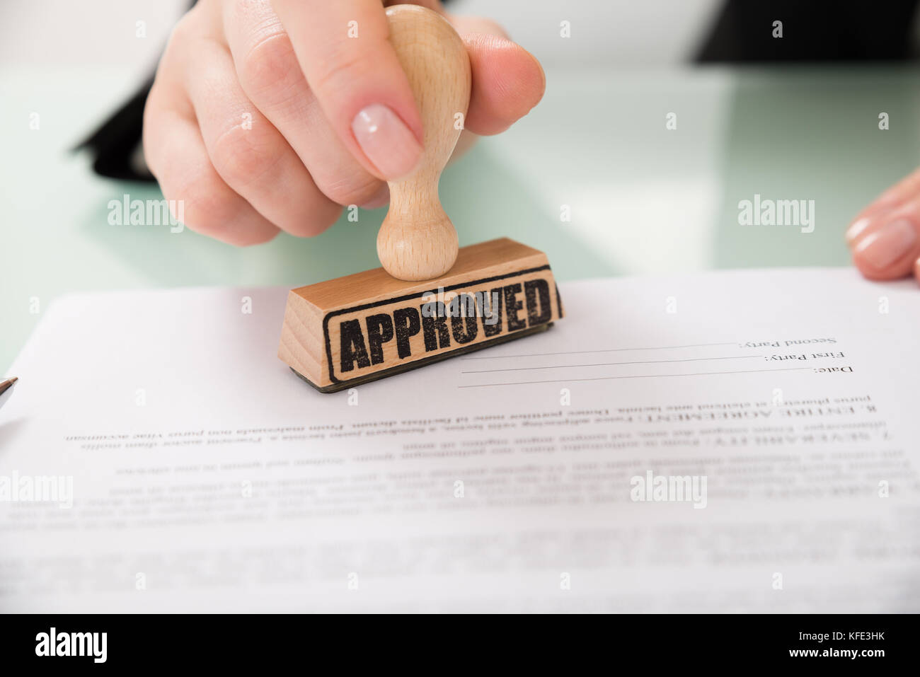 Close-up of businesswoman part stamping approuvée le papier du contrat Banque D'Images