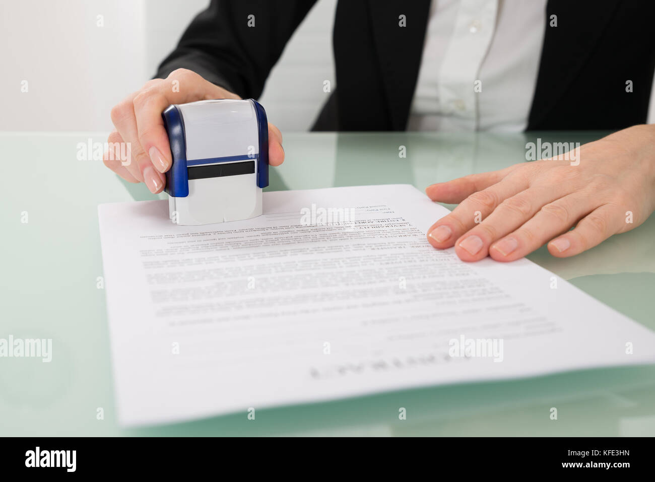 Photo en gros plan de businesswoman estampage papier contrat Banque D'Images