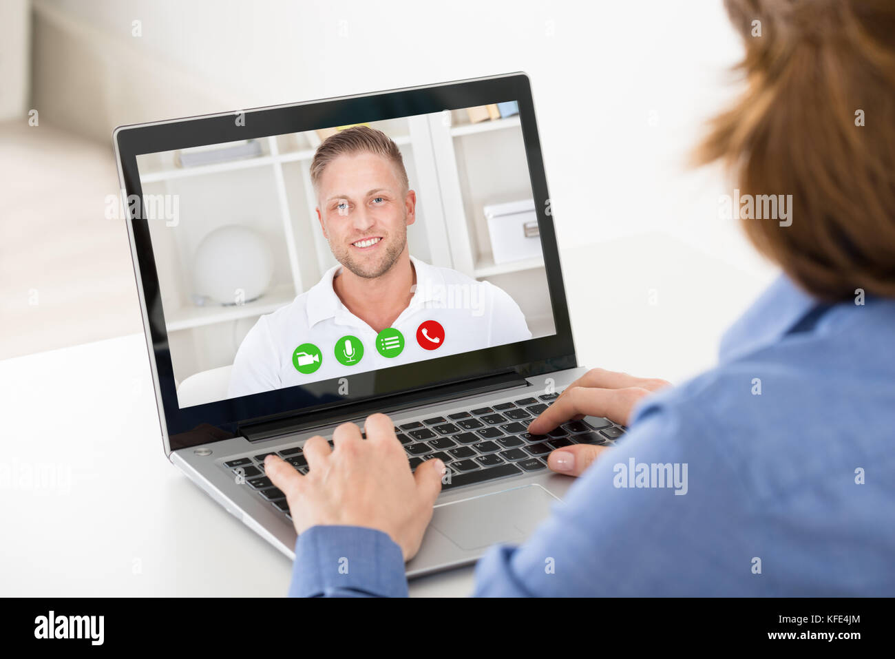 Close-up of Woman le chat vidéo sur l'ordinateur portable Banque D'Images
