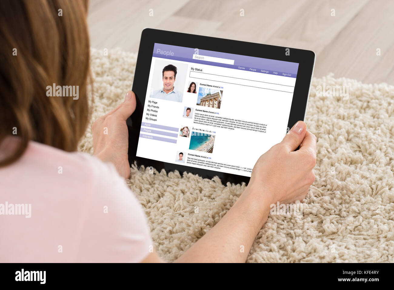 Close-up of Woman with Digital Tablet chatter sur site social Banque D'Images