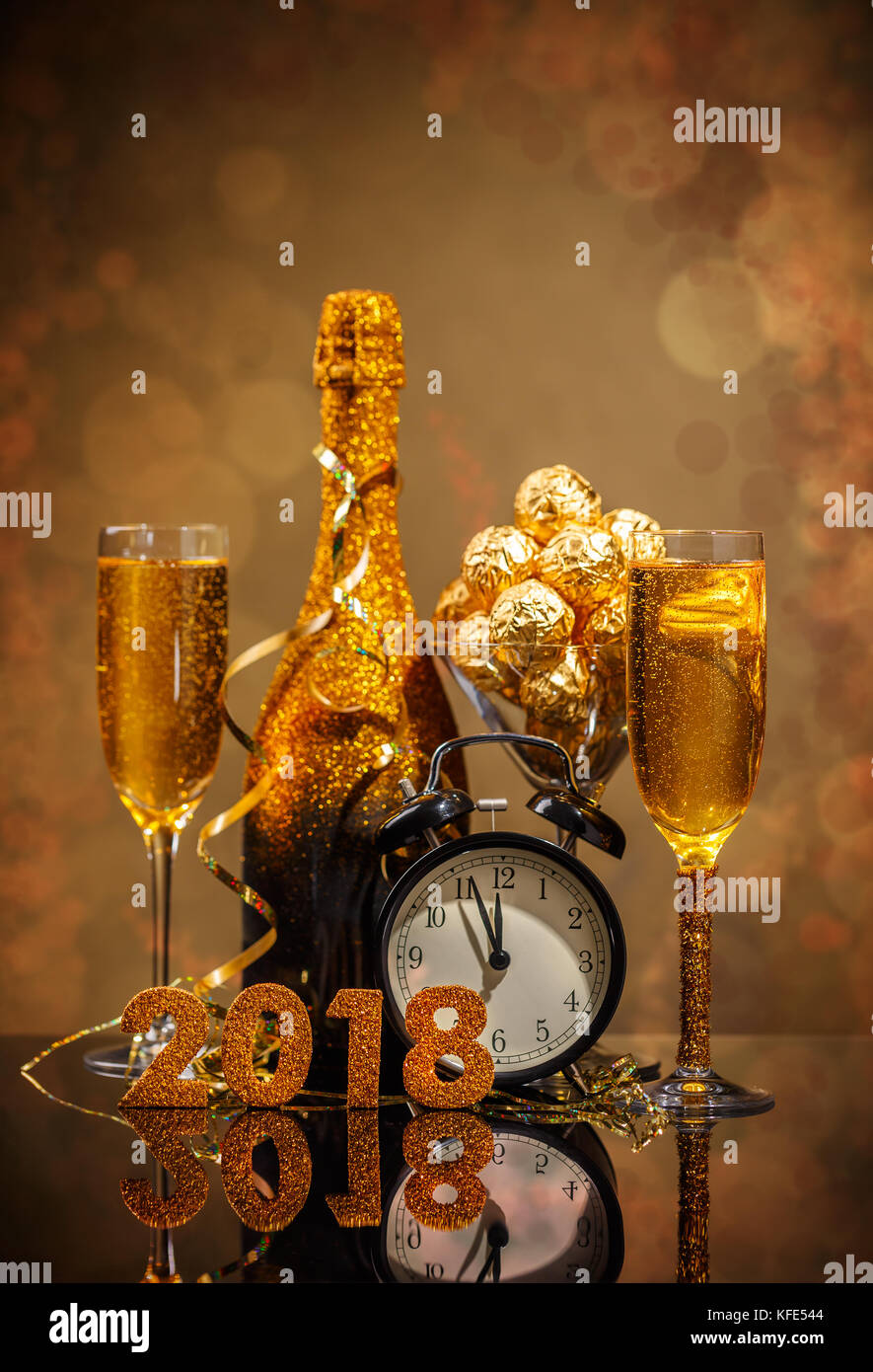 L'année 2018 nouveau concept avec réveil, chocolat et champagne Banque D'Images