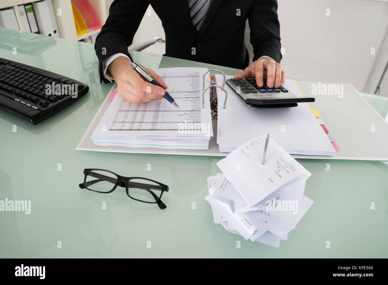 Close-up of businessman calcul de l'impôt in office Banque D'Images