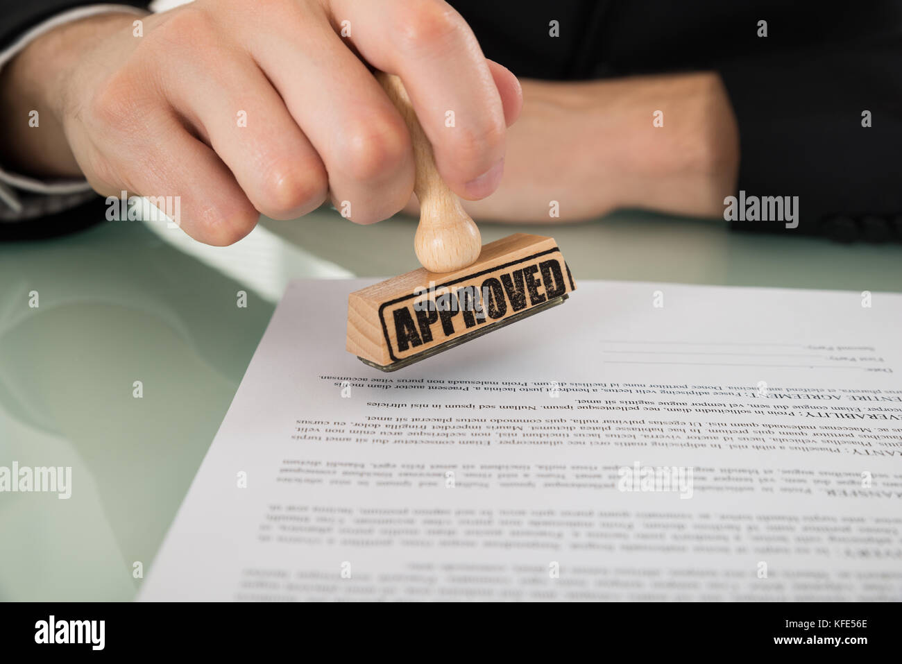 Photo en gros plan d'affaires document approuvant la main Banque D'Images