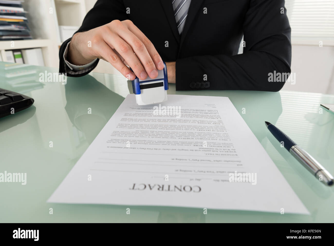 Close-up of businessman hand en utilisant stamper sur le document Banque D'Images