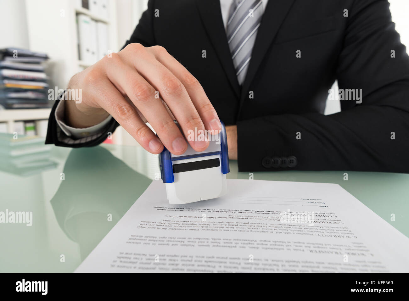 Close-up of businessman hand en utilisant stamper sur le document Banque D'Images
