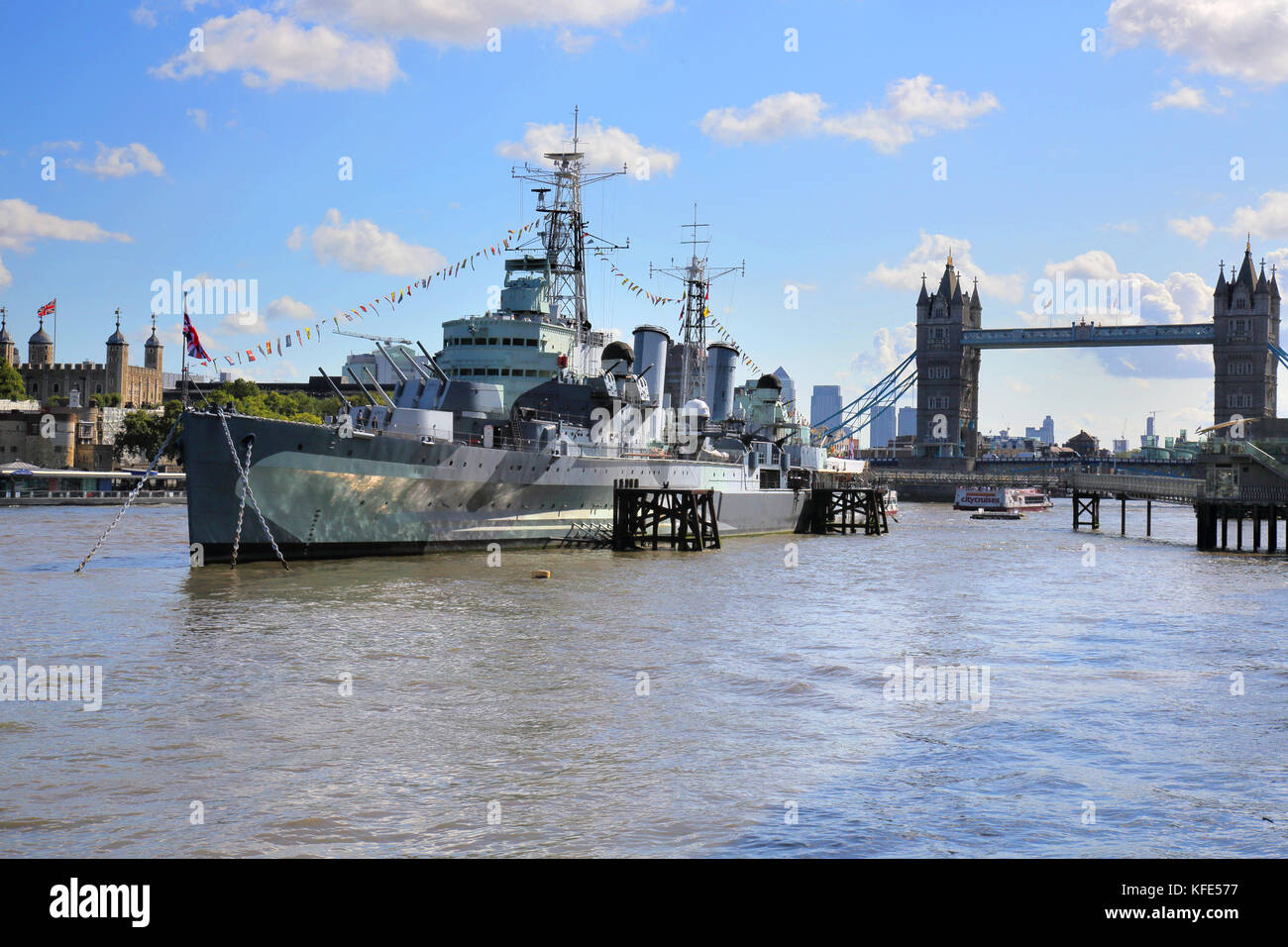 Le HMS Belfast sur les rives de la Tamise à Londres avec le Tower Bridge derrière Banque D'Images Le HMS Belfast sur les rives de la Tamise à Londres avec le Tower Bridge derrière Banque D'Images