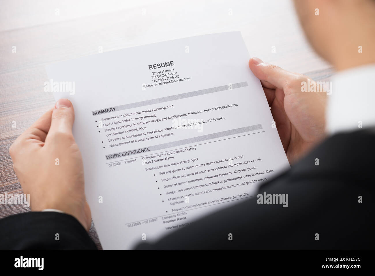 Close-up of businessman holding reprendre in office Banque D'Images