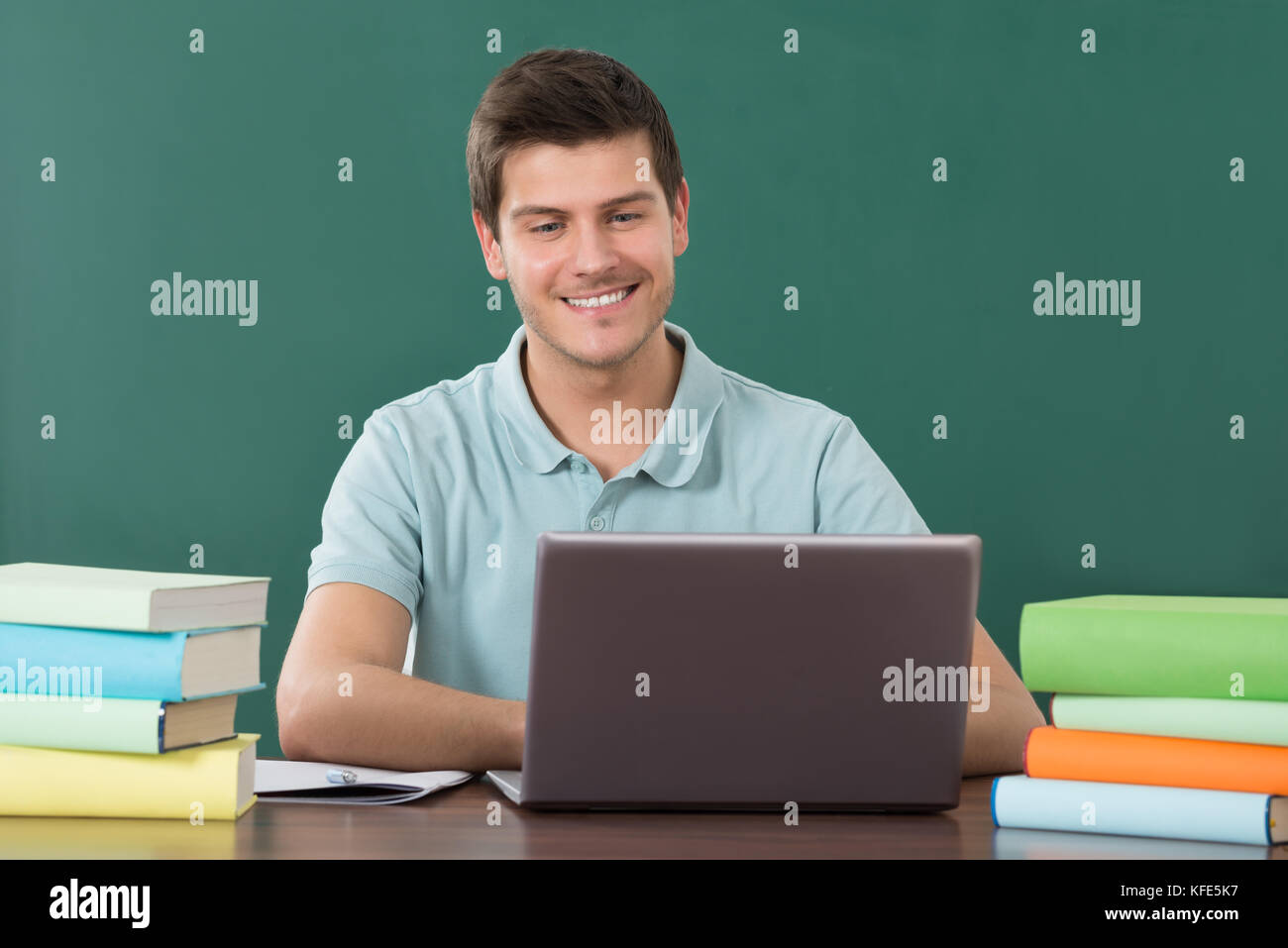 Young Man Using Laptop pendant ses études en classe Banque D'Images