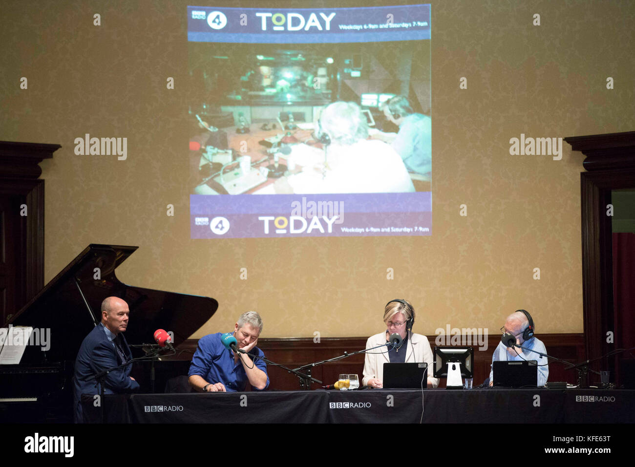 Sir Clive Woodward OBE (à gauche) et Justin Webb (2e à gauche) discutent avec Sarah Montague et John Humphrys, présentateurs de BBC Radio 4 Today devant un auditoire au Wigmore Hall dans le centre de Londres alors que le programme BBC Radio 4 Today célèbre son 60e anniversaire. Banque D'Images
