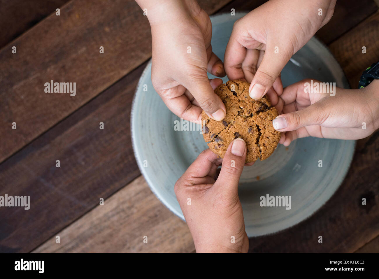 Notion de partage - partage de la famille cookies Banque D'Images